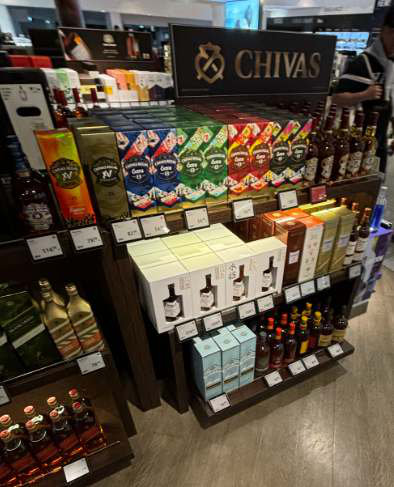 A branded Chivas Regal fixture in the same Frankfurt T1 Z store